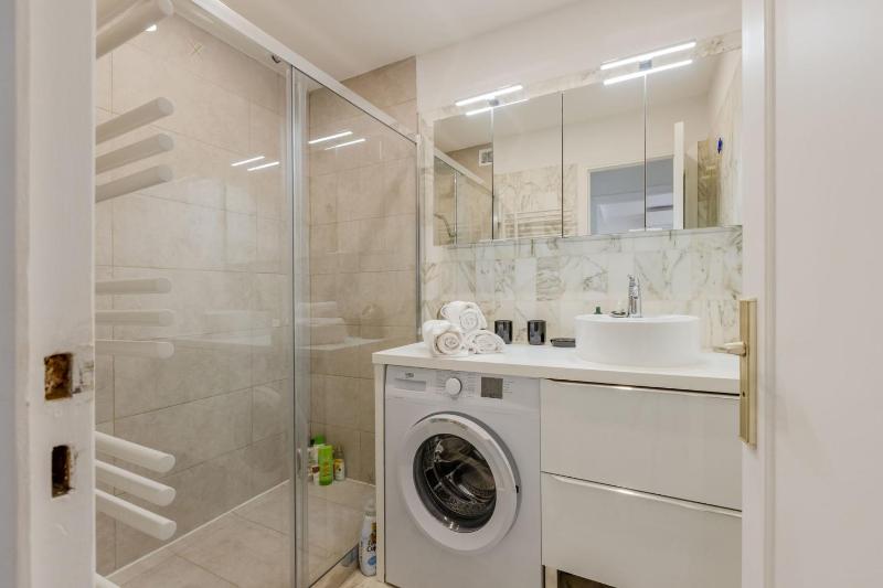 Renovated 3-Room Apartment in a Leafy Park - image 11