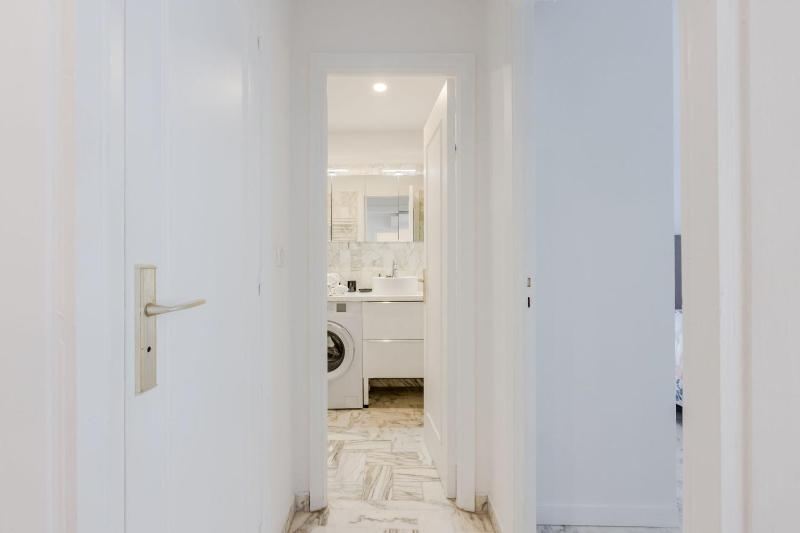 Renovated 3-Room Apartment in a Leafy Park - image 2