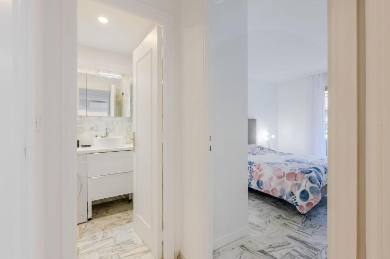 Renovated 3-Room Apartment in a Leafy Park - image 15