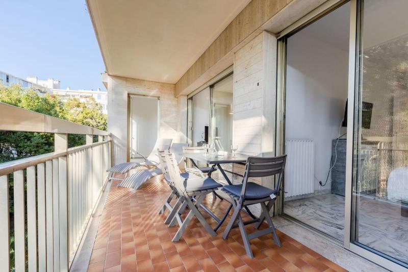 Renovated 3-Room Apartment in a Leafy Park - image 5