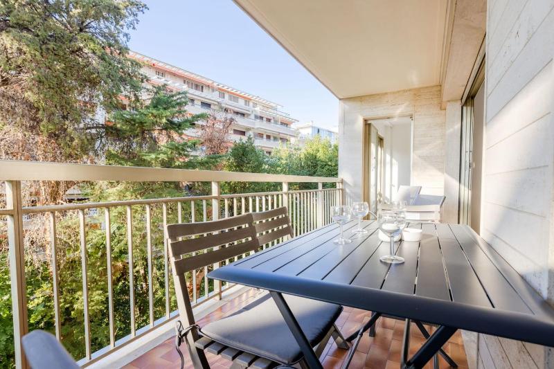 Renovated 3-Room Apartment in a Leafy Park - image 25