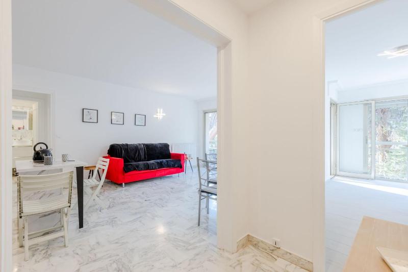 Renovated 3-Room Apartment in a Leafy Park - image 20