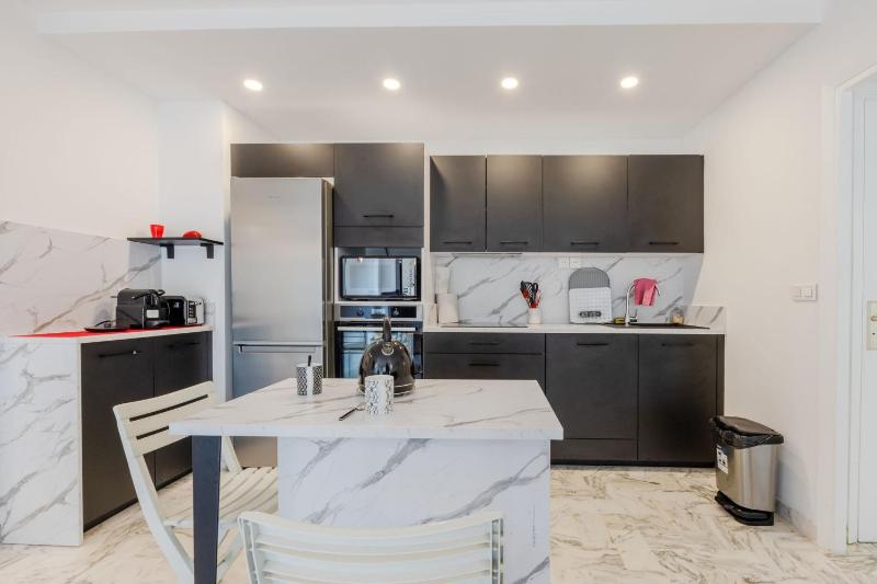 Renovated 3-Room Apartment in a Leafy Park - image 8