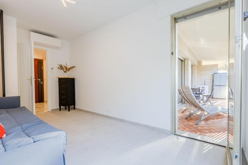 Renovated 3-Room Apartment in a Leafy Park - image 27