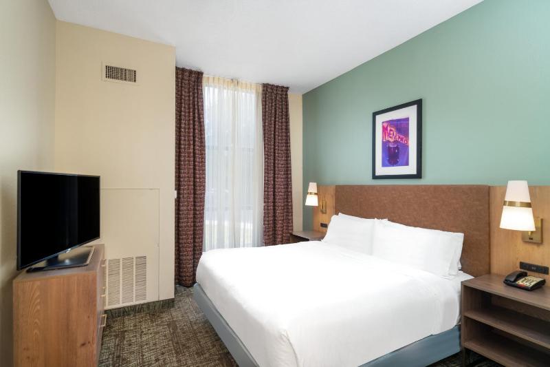 One-Bedroom King Suite with Communications Accessible Roll-In Shower image 3