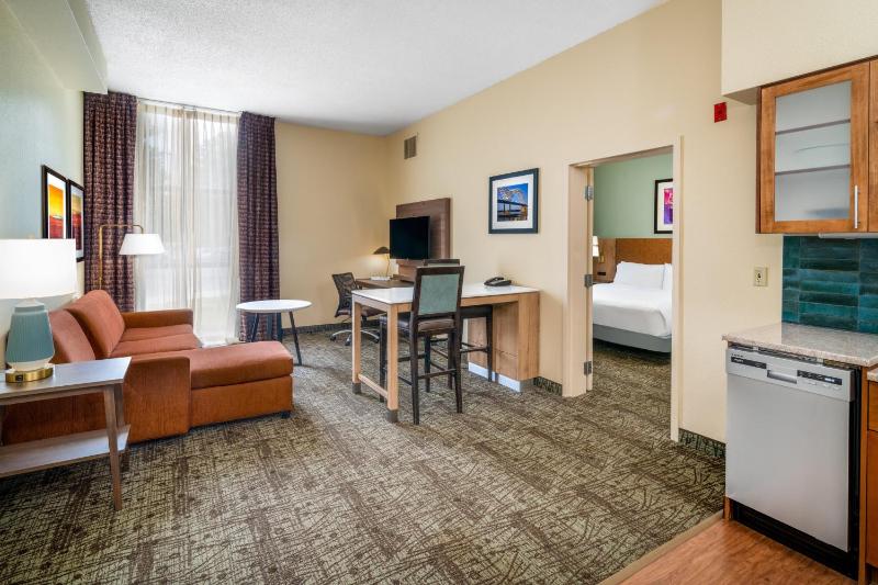 One-Bedroom King Suite with Communications Accessible Roll-In Shower image 2