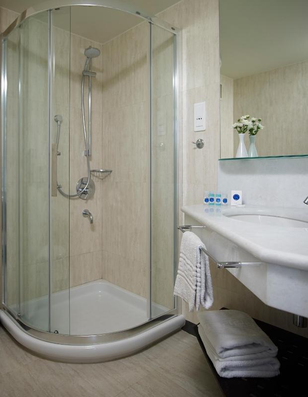 Double Room image 3