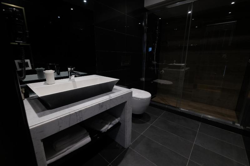 Superior Double Room with Galata Tower View and Balcony image 2