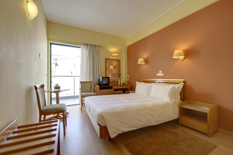 Standard Twin Room City View image 2