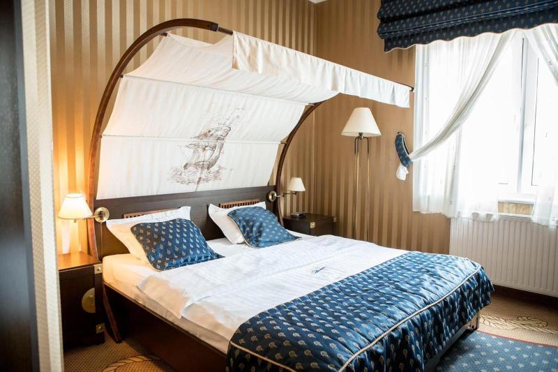 Standard King Room with Lake View image 1