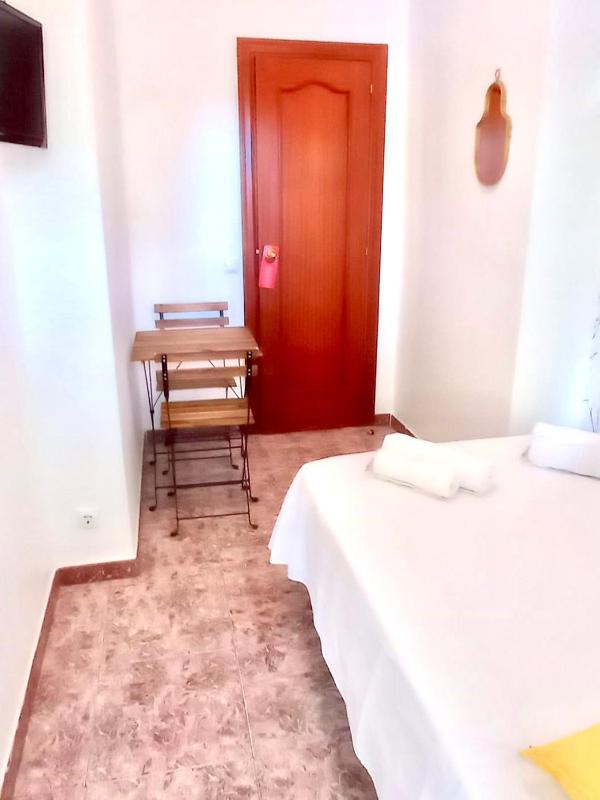 Economy Double Room image 3