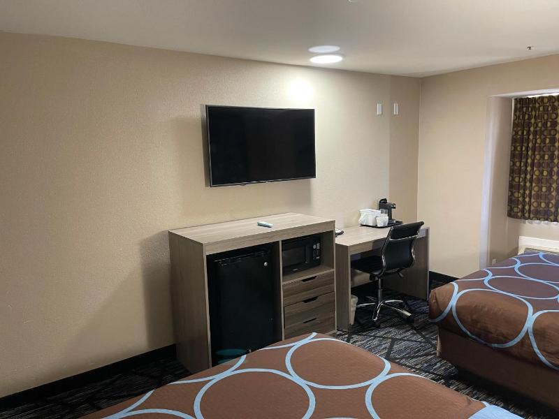 Queen Room with Two Queen Beds - Mobility Access/Non-Smoking image 2