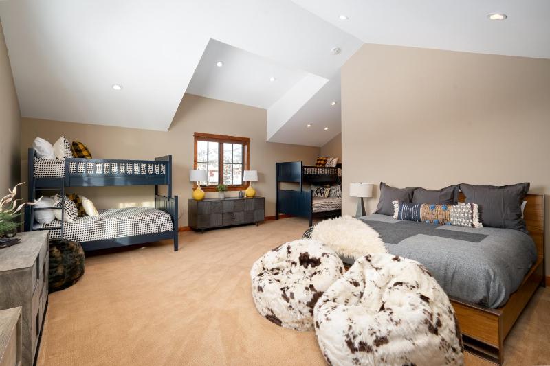 Five-Bedroom House image 3