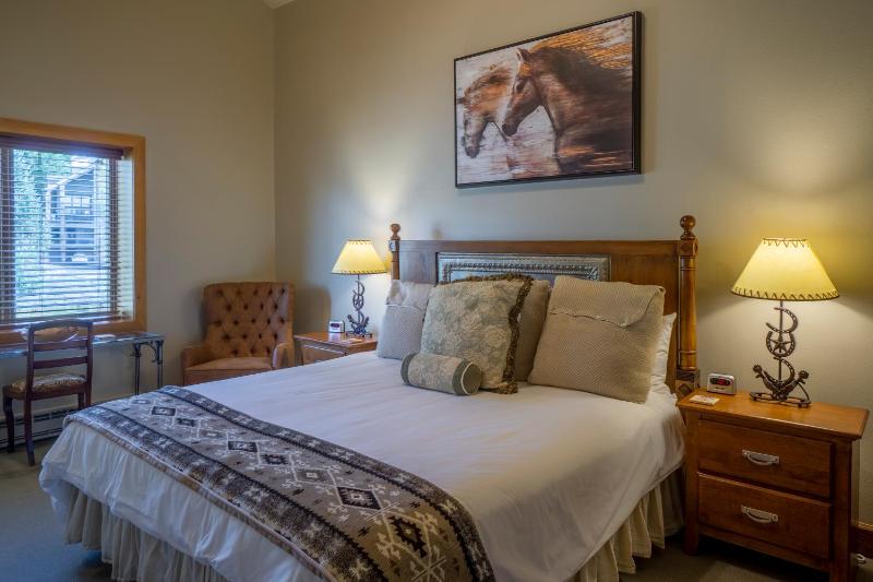 Bear Claw 615 - True Ski-in Ski-out Access Slope Views & Winter Shuttle! - image 17