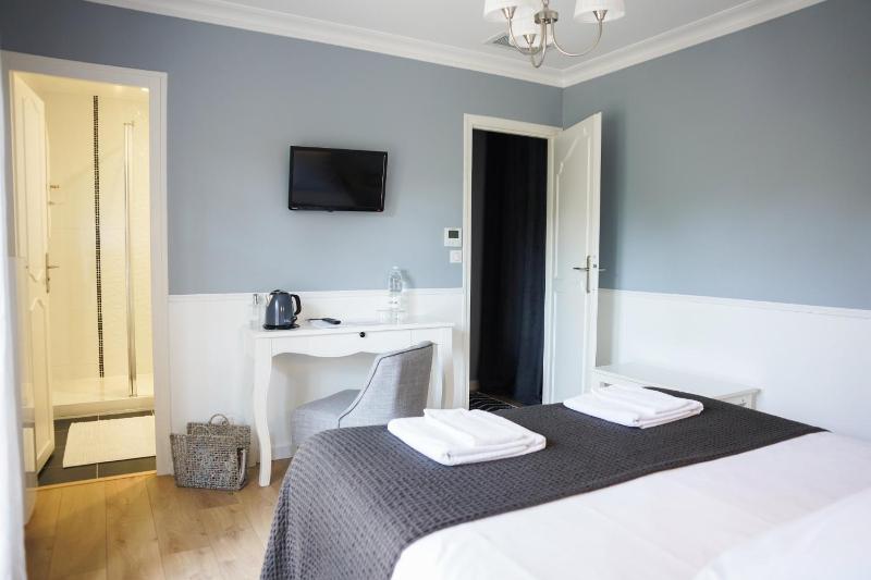 Double Room image 3