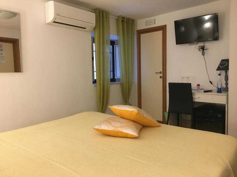 Economy Double Room image 2
