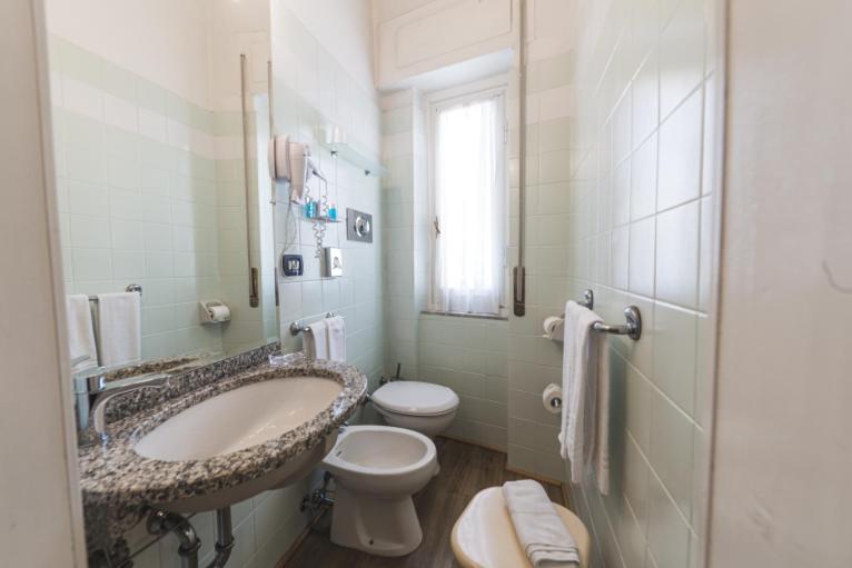 Double Room with Railway View image 4
