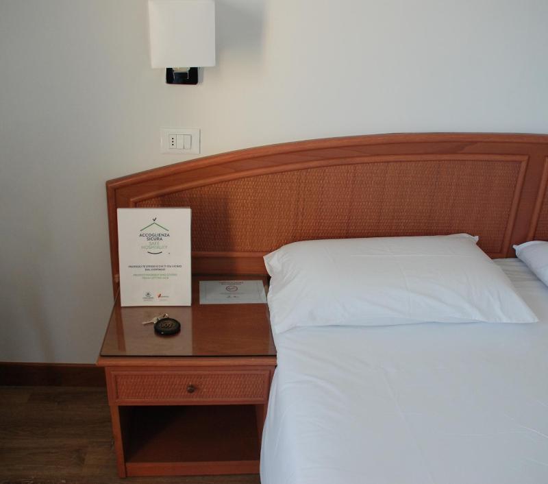 Double Room with Railway View image 3