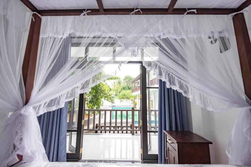 Triple Room with Pool View image 2