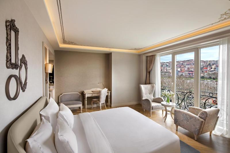 Deluxe Jacuzzi Room image 1