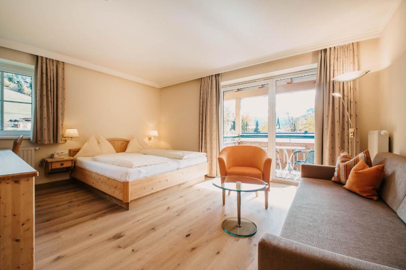 Double Room with Balcony image 4
