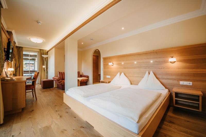 Double Room with Balcony image 3