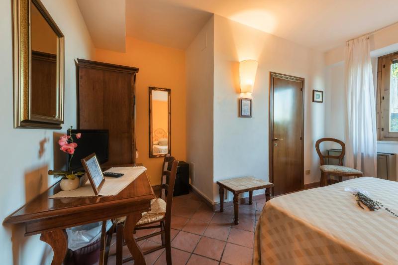 Economy Double Room image 3