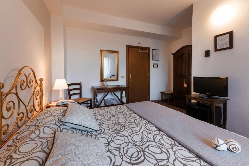 Standard Double or Twin Room image 2