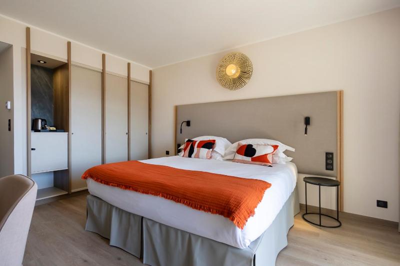 Double or Twin Room with Partial Sea View image 3