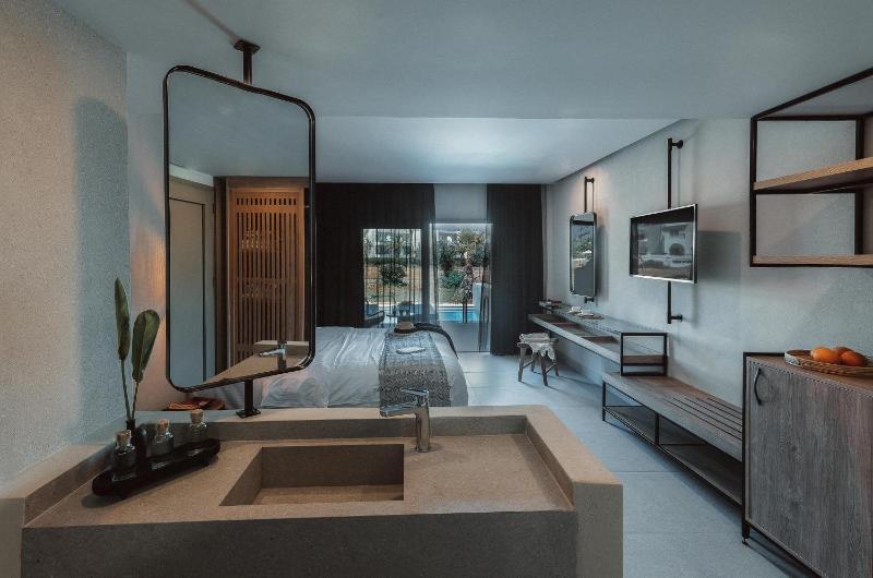 Superior Double Room with Private Pool image 1