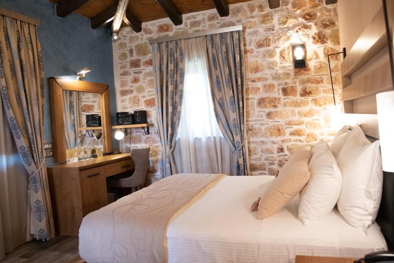 Deluxe Double Room image 2