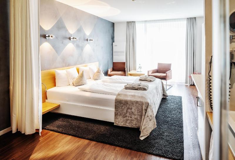  Superior Double Room with Partial Sea View and Balcony image 4