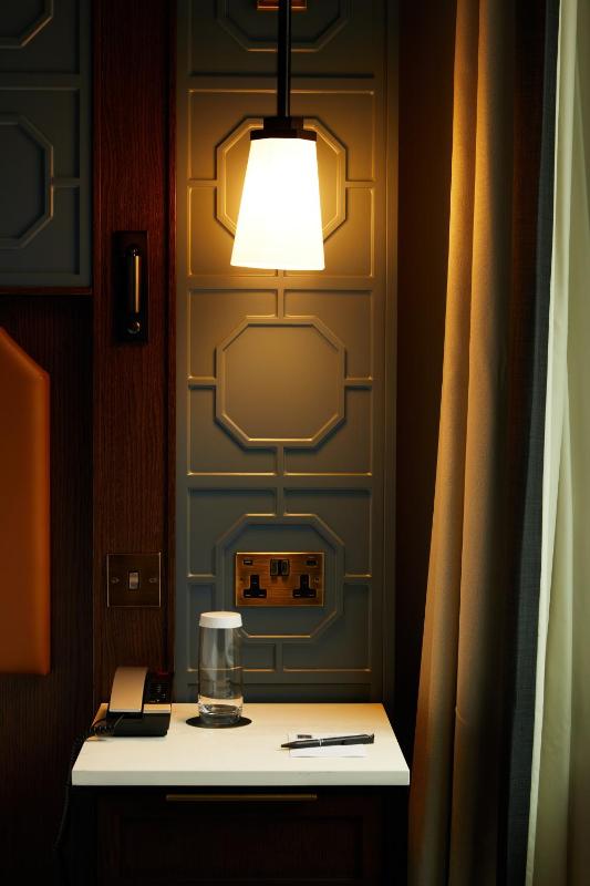 Deluxe King Room image 2