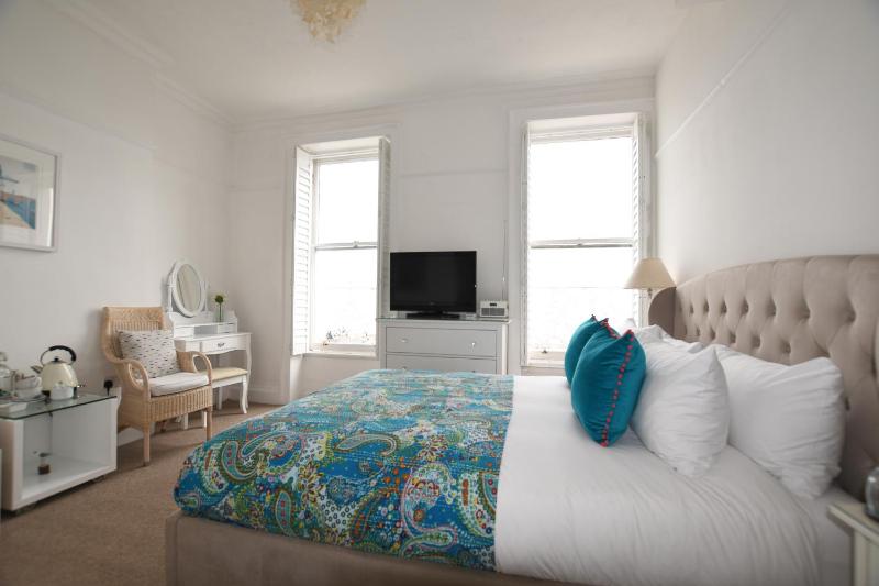 Deluxe King Room image 4