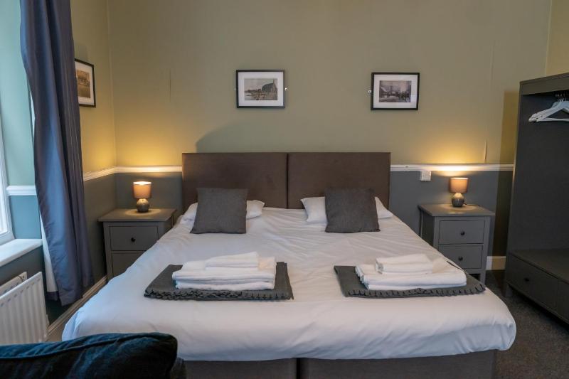 Double Room with Private Bathroom image 1