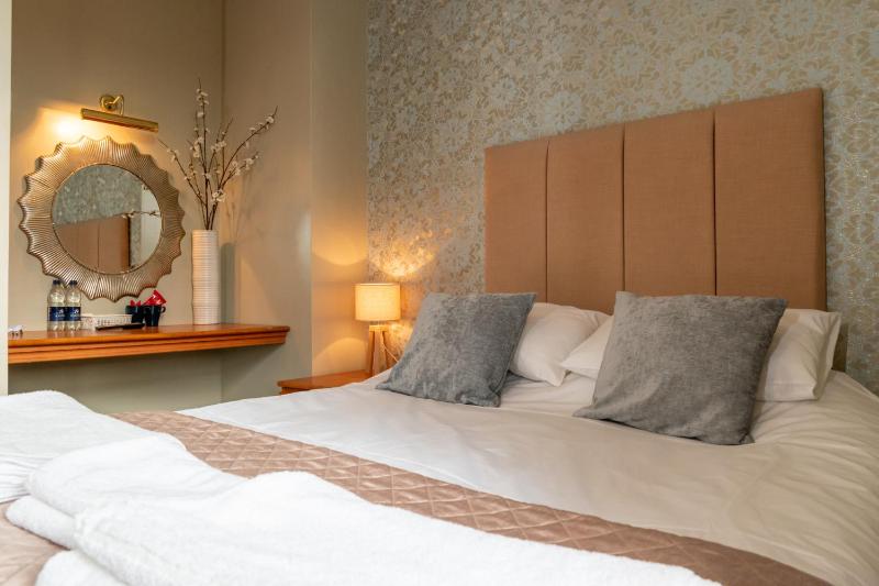 Double Room with Private Bathroom image 4