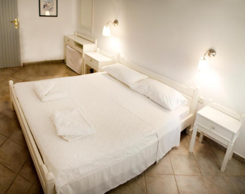 Double or Twin Room with Partial Sea View image 2