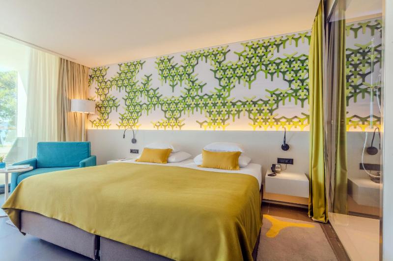 Premium Double Room Sea Side with Balcony image 3