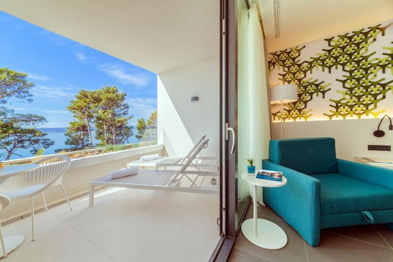 Premium Double Room Sea Side with Balcony image 4
