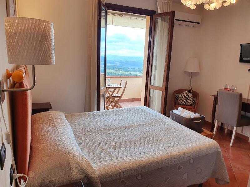Double Room with Pool View image 4