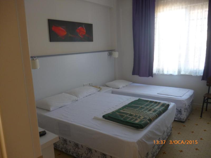 Triple Room with Partial Sea View image 4