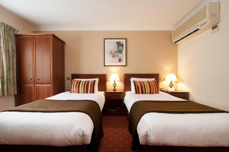 Standard Twin Room image 4
