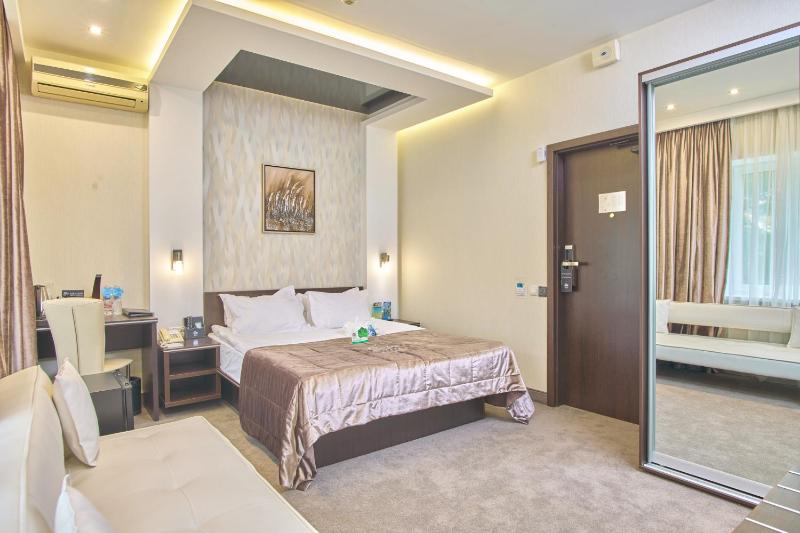 Standard Double Room image 3