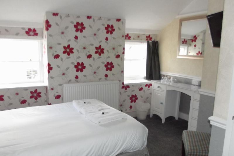 Standard Double Room image 4