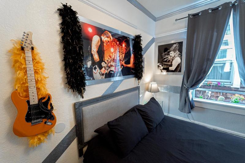 Metallica Room with Shared Bathroom image 3