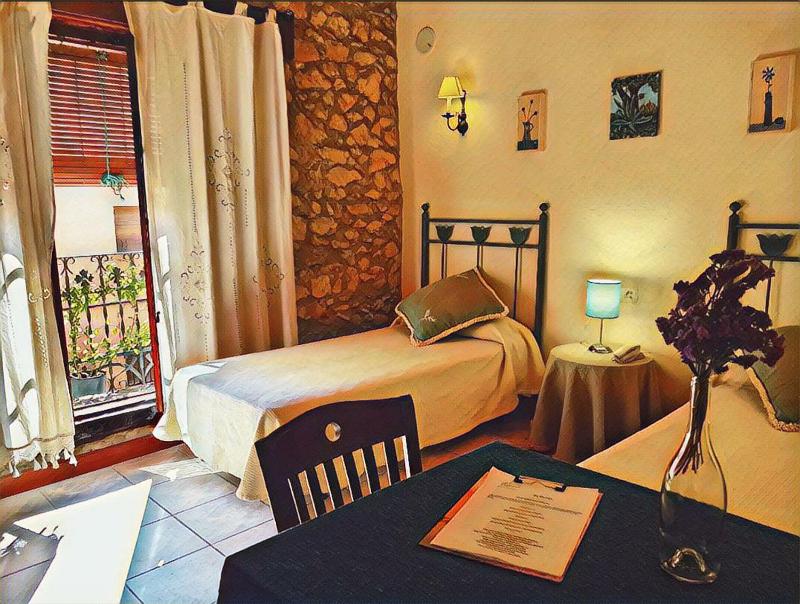 Twin Room with Balcony image 1