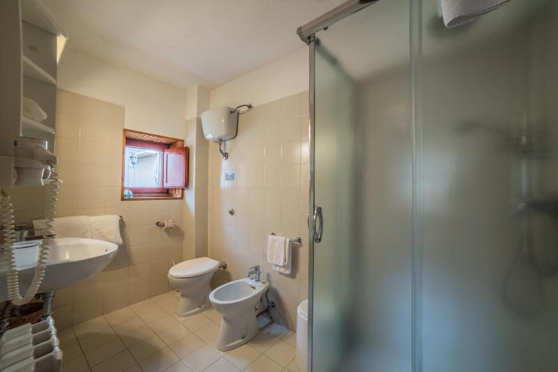 Basic Triple Room image 4