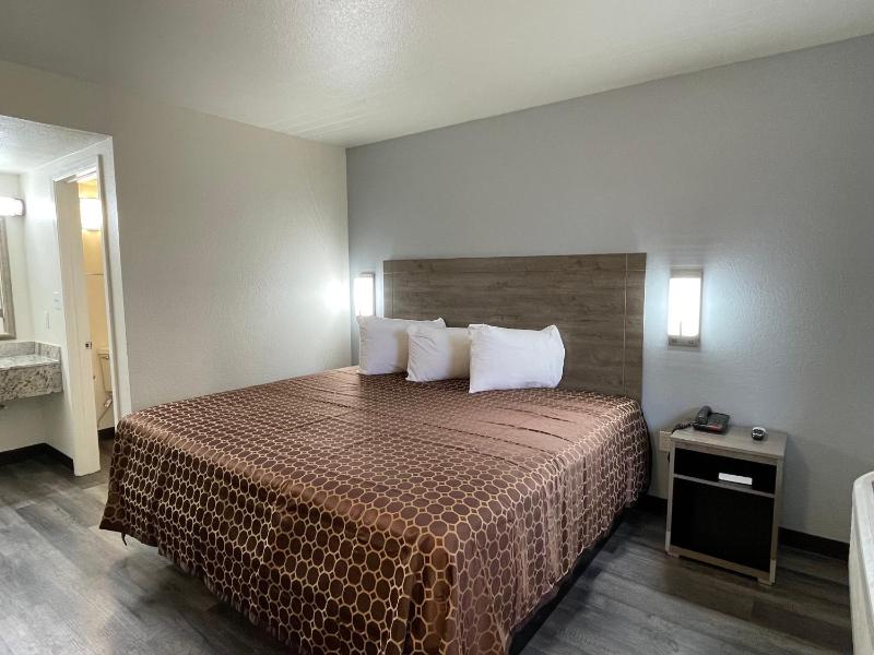 Standard King Room image 1