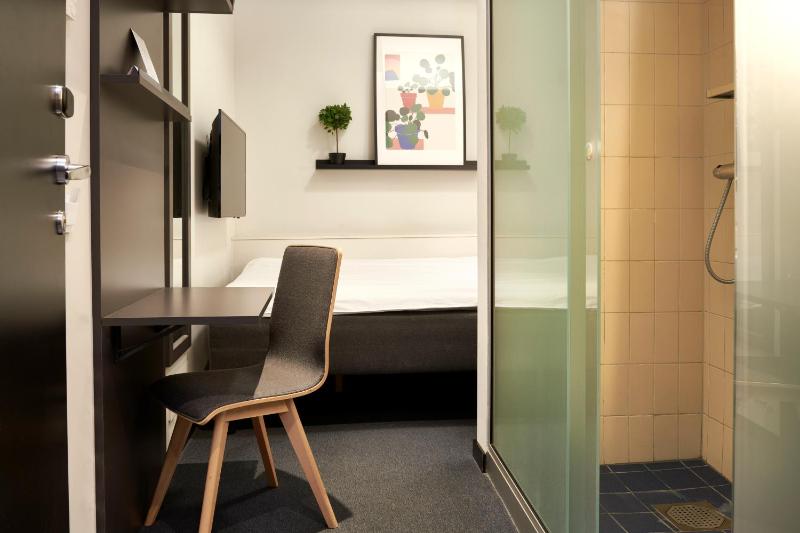 Standard Double Room without Window image 4
