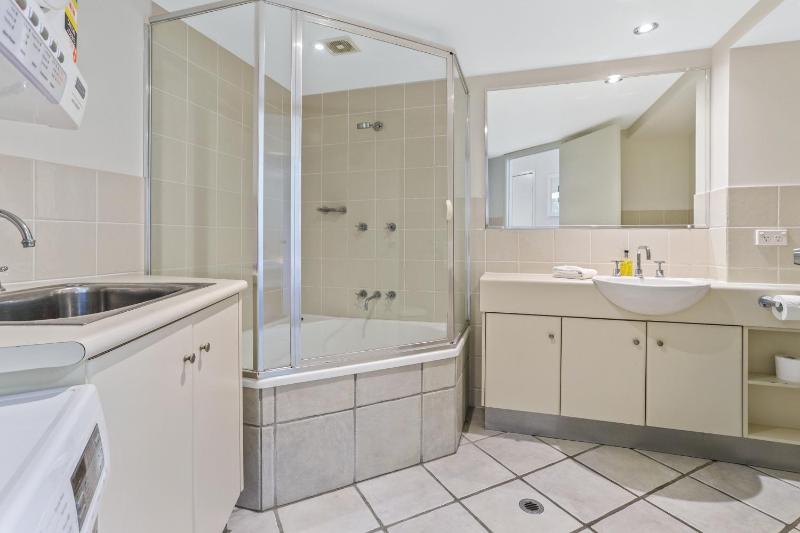 Seaside apartment minutes from Sunshine Beach - image 7